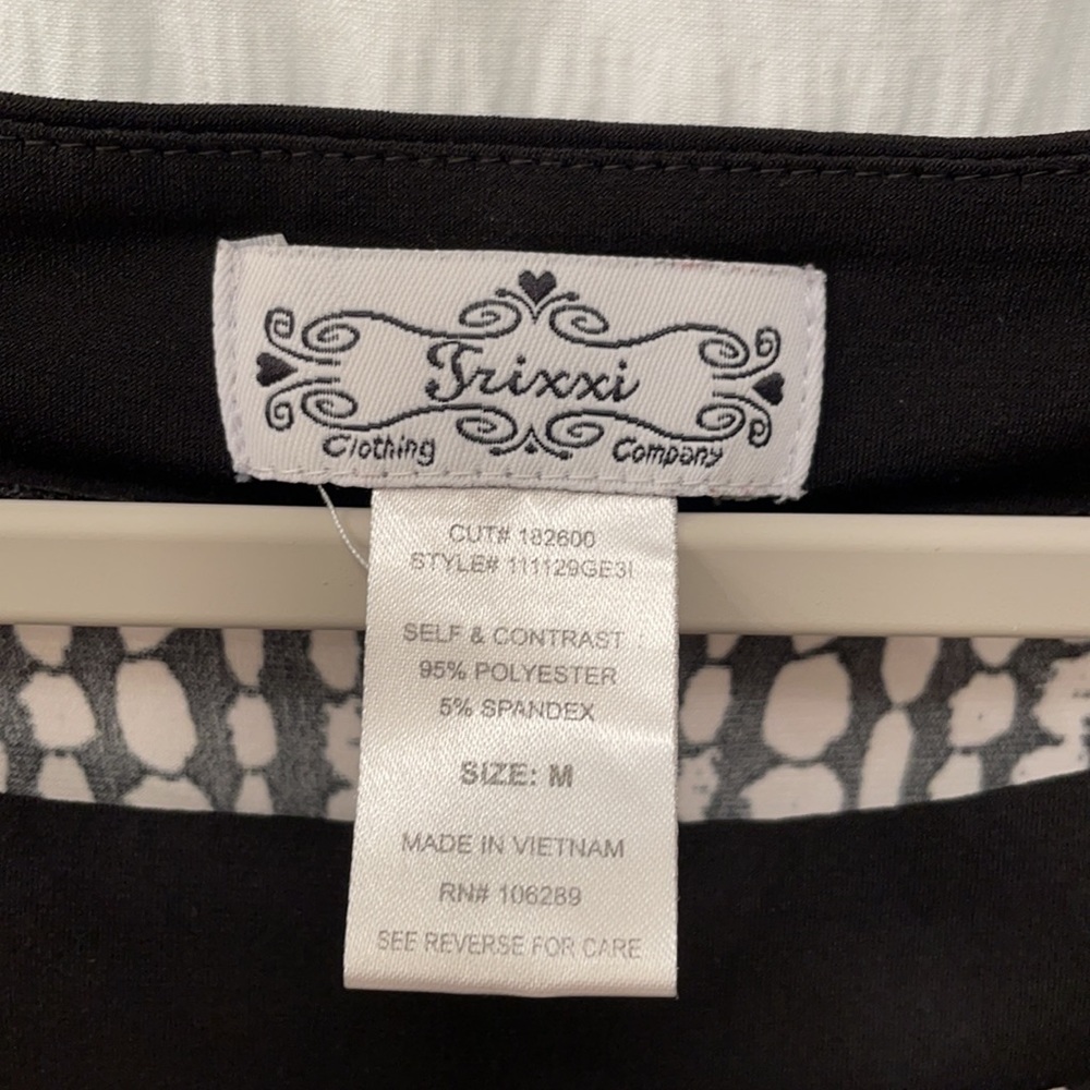 Trixxi Black and White Patterned Cap Sleeve Blouse - Picture 3 of 7